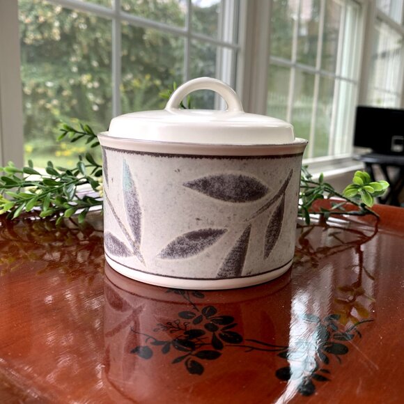 Vtg MIKASA Intaglio Nature's Breeze Gray Bowl with Lid - Picture 3 of 12